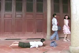 小女孩光脚上学被同学笑话，富家小姐的做法超暖心！视频封面