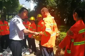 天元园林为维护一线工人发放防暑降温药品视频封面