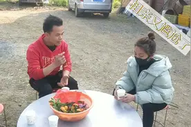 农村小伙果园相亲，对话有点意思，听着就一股“尴尬味”能成吗？视频封面