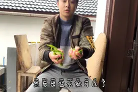 娃娃菜 切成小块 用盐杀出水分 一大清早小伙就忙个不停