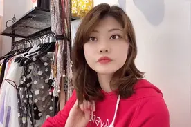 小姐姐今儿去烫了个今年很流行的卷发，你们觉得这发型好看？？？视频封面