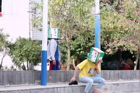 恶作剧  小伙拿着纸箱往路人头上套，路人：你等着视频封面