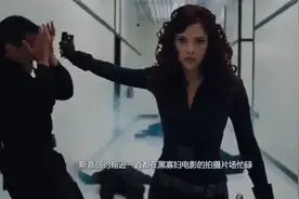 漂亮！斯嘉丽约翰逊和未婚夫沙滩度假，寡姐35岁的身材让人惊艳视频封面