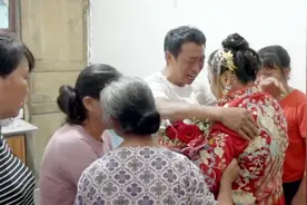 贵州一姑娘出嫁，新郎比她小几岁，阳光帅气，离别时爸爸好伤心视频封面