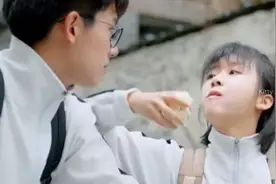 影视：最狠女学生，竟然穿着丝袜去上学。视频封面