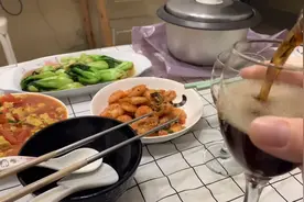 椒盐大虾，番茄炒鸡蛋！再来一杯82年的可乐，简直就是人生巅峰。