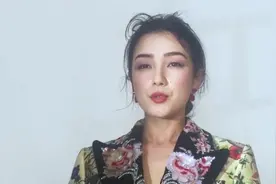 她是中意混血美女 因和王宝强搭戏走红 今25岁写真美的逆天视频封面
