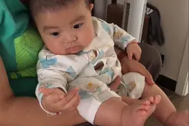 五个月的宝宝能灵活转动手指，竟比划小手枪，男孩的警察梦么视频封面