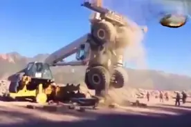 挖机侧翻百万泡汤，指挥员：我没坑谁，司机：我拉手刹了视频封面