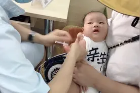 38度高温带萌娃去打预防针，没想到小萌娃这么勇敢，太可爱了