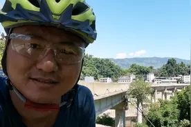 骑行川藏线，路上碰到了徒步的大哥，厦门出发已经走了200多天，