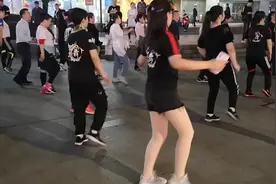 广东深圳，穿白色丝袜跳广场舞的大姐扭的超可爱，我看了三分多钟视频封面