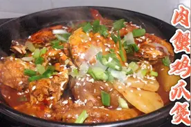 重庆餐馆卖98元一份的肉蟹鸡爪煲，晴天教你做，成本只要50元！视频封面
