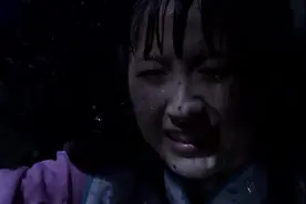 彩霞用自己幼小的肩膀 让少爷踩着肩膀逃离水坑