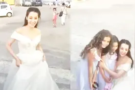 迪丽热巴在希腊被偶遇，身着婚纱仙气飘飘，主动蹲下和路人合照视频封面