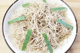 5元一斤的大蒜太奢侈，教你不花钱的大蒜须新吃法，真解馋！视频封面