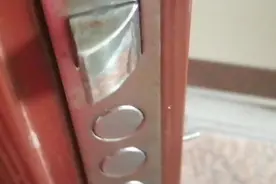 你家防盗门不好锁，钥匙不好开，生锈惹的祸，一招就解决。视频封面