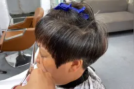 60大姐白发多发质硬，发型师推荐剪短发，鬓角推起露耳减龄10岁视频封面