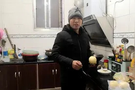 儿子咳嗽，小兵用冰糖枸杞红枣梨做一道止咳美食，希望有效果！