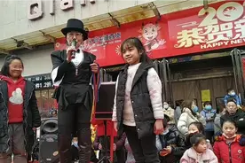 美女魔术师要教小朋友学魔术，孩子们高兴坏了争着抢着往台上跑