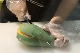 水果店美女切芒果 炎热夏季现买现切，边走边吃太爽了视频封面