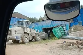 拉青储饲料的车第一车就翻了