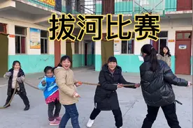 山村学校只有13个学生 人太少 大型游戏玩不了 就来个简单的拔河