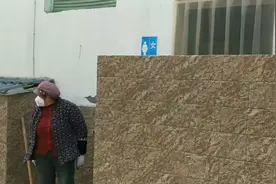 这种蹲坑式的公共厕所，也有可能是一种潜在的传染渠道，应重视！