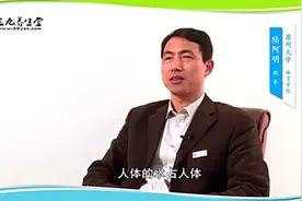 夏季运动出汗多为何补水后越喝越渴，请体育学院院长为我们讲解视频封面