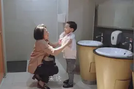 人贩子为了偷小孩，把小男孩换装成小女孩，谨防这类骗数啊视频封面