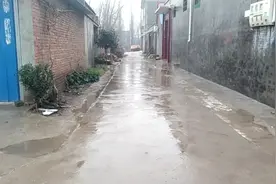 实拍驻马店农村下雨了，水泥路上都积了水，看看下雨的村庄更美丽视频封面