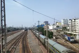 石家庄至上海K233次列车京广线安阳站出站，多节原色车厢成为亮点视频封面