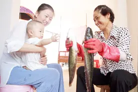 猪肉不能吃了，老公买了两条大胡子鱼，婆婆用水滑一下，喝汤啦