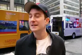 转发
中国品牌手机在美国被疯抢购场面，美国记者公正报道此盛况视频封面