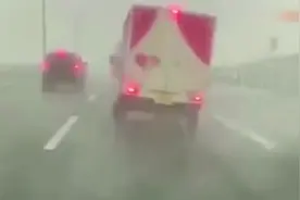 台风连汽车都可以吹跑，太可怕了，热爱大自然，保护环境