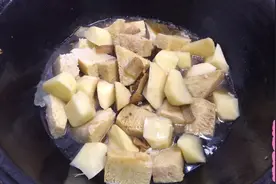 爱昕妈妈用小铁锅做家常炖菜，卤水冻豆腐炖土豆块儿，简单又美味