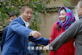 新媳妇进门叫了一声爸，这一声叫的旁边盛菜的厨师吓的菜都掉了视频封面