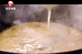 泥鳅还可以这样吃？大厨教你咸鸭炖泥鳅锅，乳白色的汤汁鲜美无比