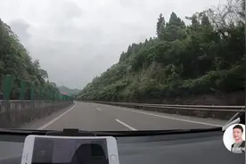 从简阳到自贡、宜宾的这条高速，真是太窄了！错个车都难，无语了视频封面