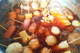 三分钟教你做水煮串串，小伙做了几十串，蘸着酱汁吃，真是太香了