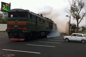 火车直接横穿马路，没轨道也敢这么走？网友：中国多的很