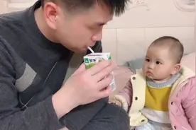 老爸忽悠萌娃喝奶，宝贝的神反应太搞笑了，网友：不带这样坑娃的视频封面