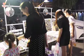 实拍郑州北大学城，郑州规模最大的地摊经济之一，据说不收摊位费视频封面