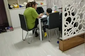 东北宝妈教孩子写作业，秒变身。视频封面