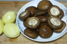 原来香菇搭配土豆这么好吃，不煮不炒不炸，营养美味一顿15个不够视频封面