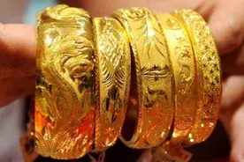 佩戴黄金手镯好还是黄金手链好？听金店朋友说完，庆幸自己没买错视频封面