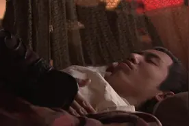 父亲见儿子战袍破了，竟然亲自为儿子缝制，不料儿子看到了视频封面