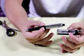 两个小的整蛊玩具，可以电人，电力还挺大，整人的时候要注意了视频封面