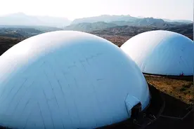 航拍两个大白球，我也不知道是啥东西