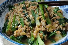 我家经常用水煮出来的油麦菜也清甜爽口。颜色翠绿不发黑，简单。